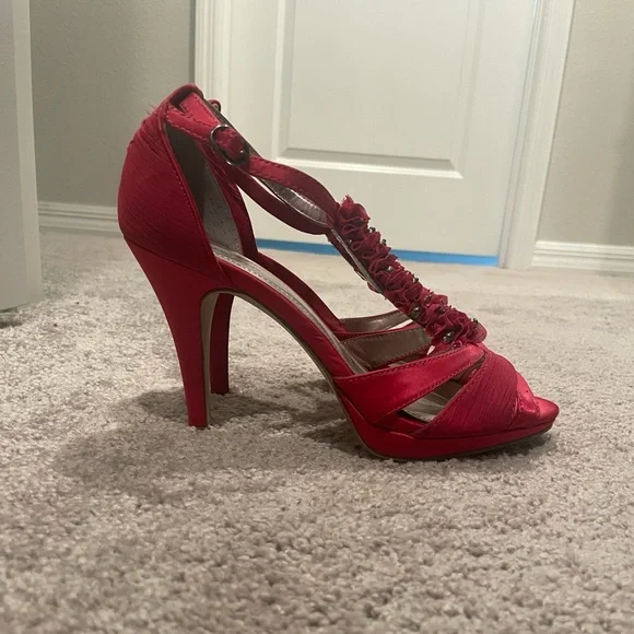 Size 8 red heels - Picture 3 of 6